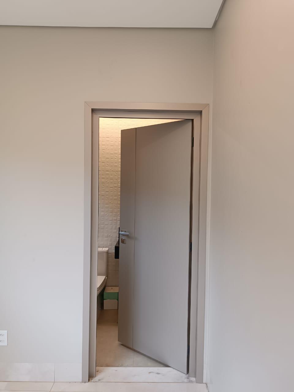 Detalhe de porta aberta mostrando o encaixe preciso no batente