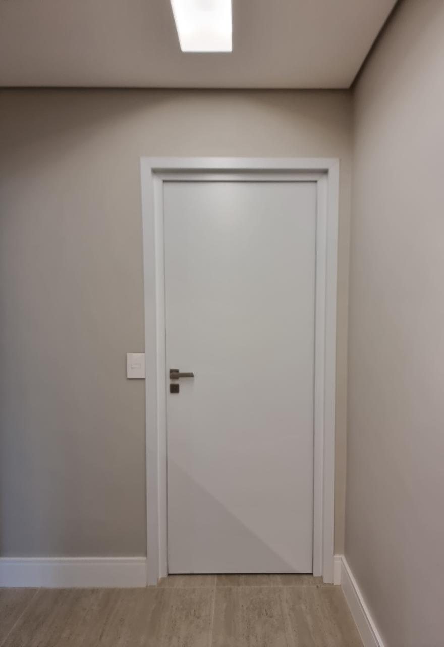 Porta instalada em corredor, com alinhamento e acabamento final