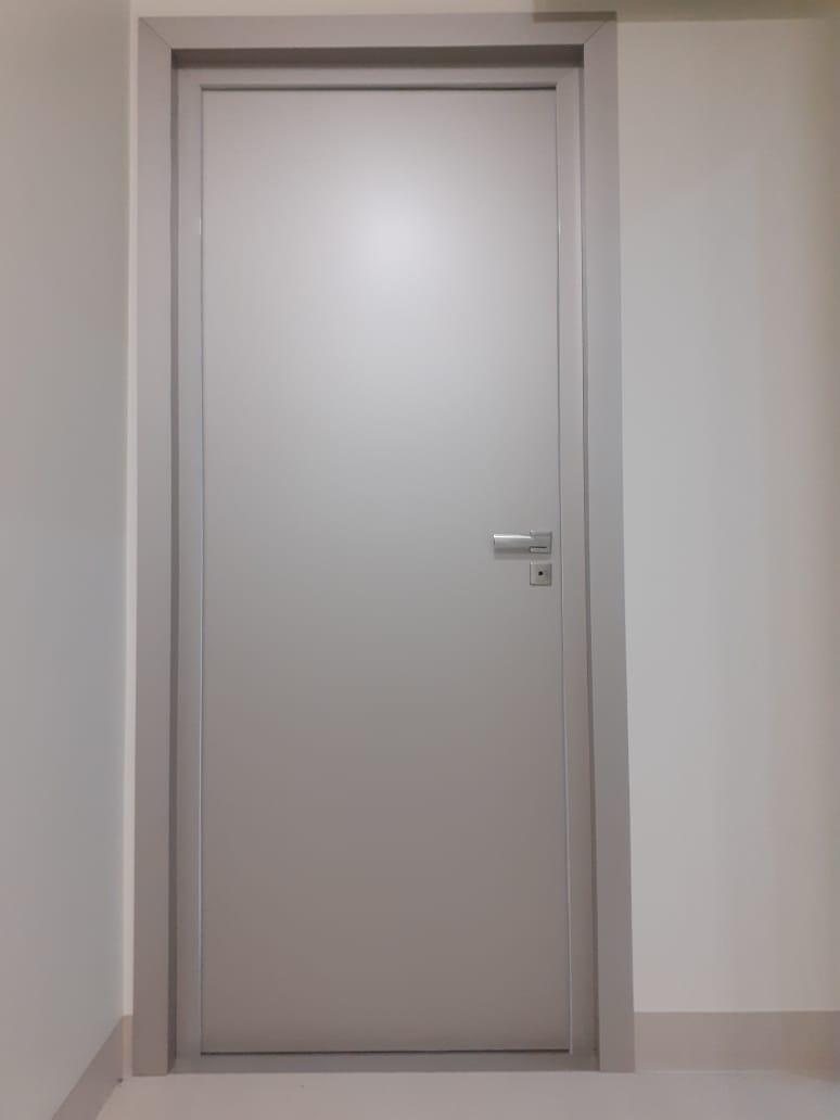 Porta premium de folha lisa com acabamento fosco em corredor claro