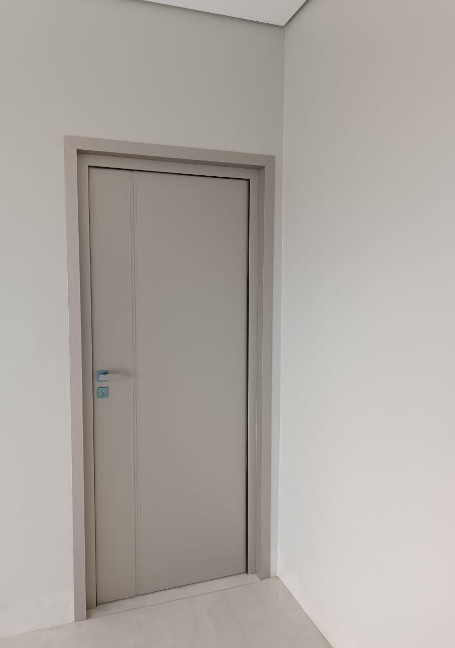 Porta sob medida com acabamento fosco em ambiente de obra limpa